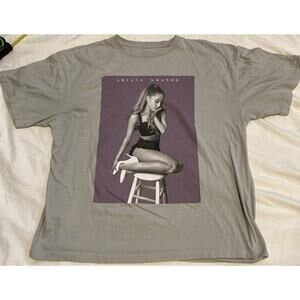 Ariana Grande T-Shirt Adult Medium Gray Pop Music Concert Grungy Distressed Fun